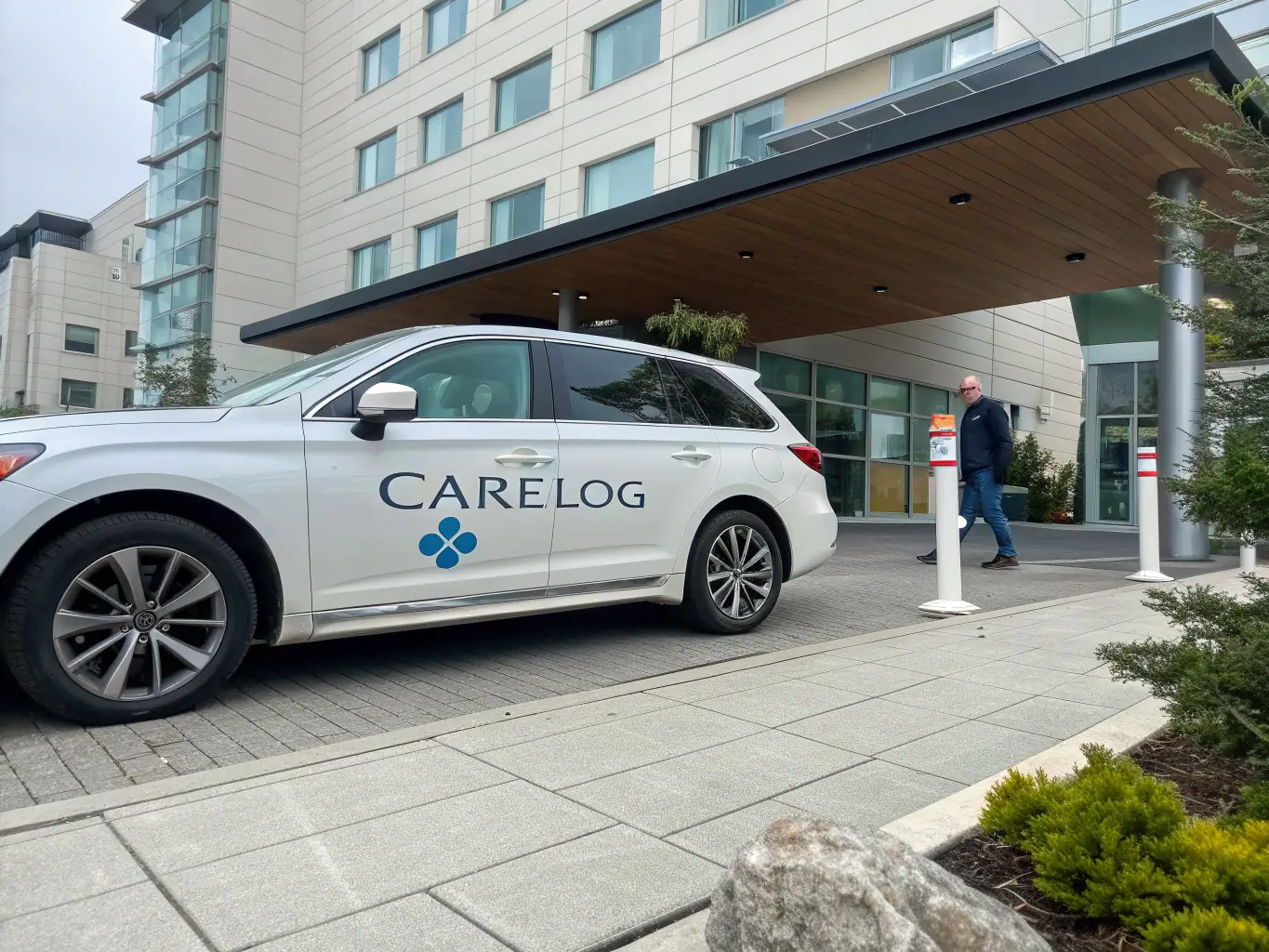 A clean, modern taxi cab waits outside a hospital entrance, symbolizing reliable transportation for medical appointments in Villiers-sur-Marne.